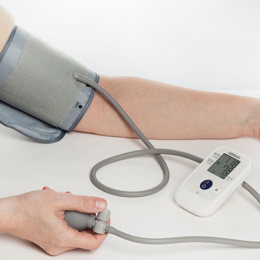 Измерение давления полуавтоматическим тонометром 